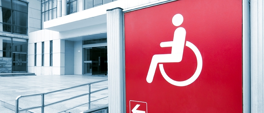Fotografía de una señal que indica la entrada para discapacitados