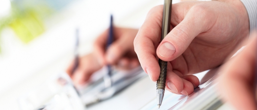 Fotografía de personas escribiendo