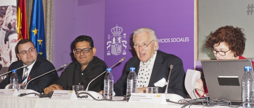 Fotografía de Juan de Dios Ramírez-Heredia durante su participación en el Seminario internacional organizado por la Plataforma "La convivencia Intercultural en Europa: Modelos de gestión de la diversidad".