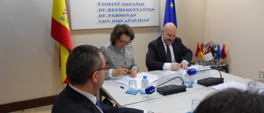 Fotografía: Isabel Oriol, presidenta de la AECC y Paco Cayo, presidente de CERMI, en el momento de la firma