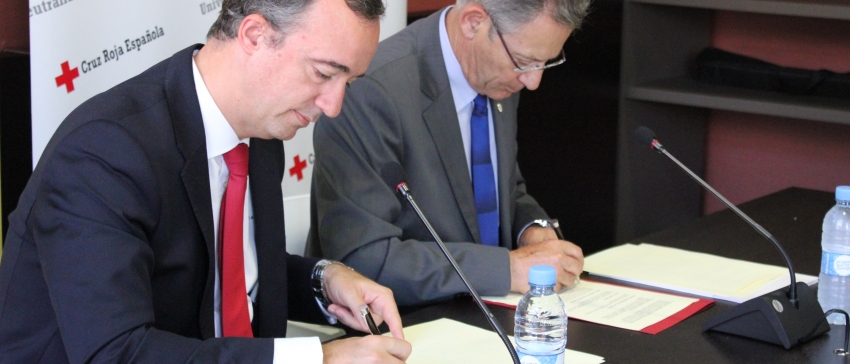 Francisco Martínez Vázquez y Javier Senent firman el convenio.