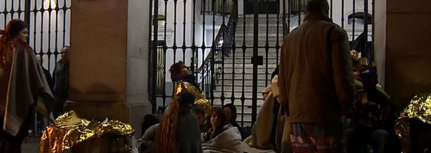 © CEAR.  Personas migrantes y refugiadas han tenido que dormir en la puerta del Samur Social de Madrid. | Foto: Vídeo TVE